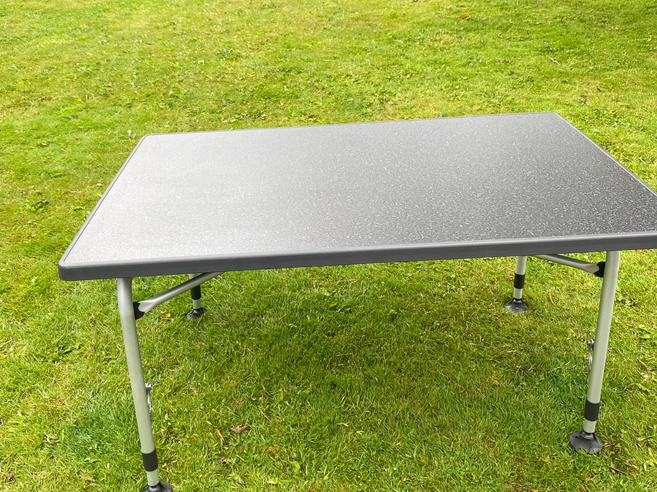 Billede 2 - Camping bord stole hynder tallerkener og glas 