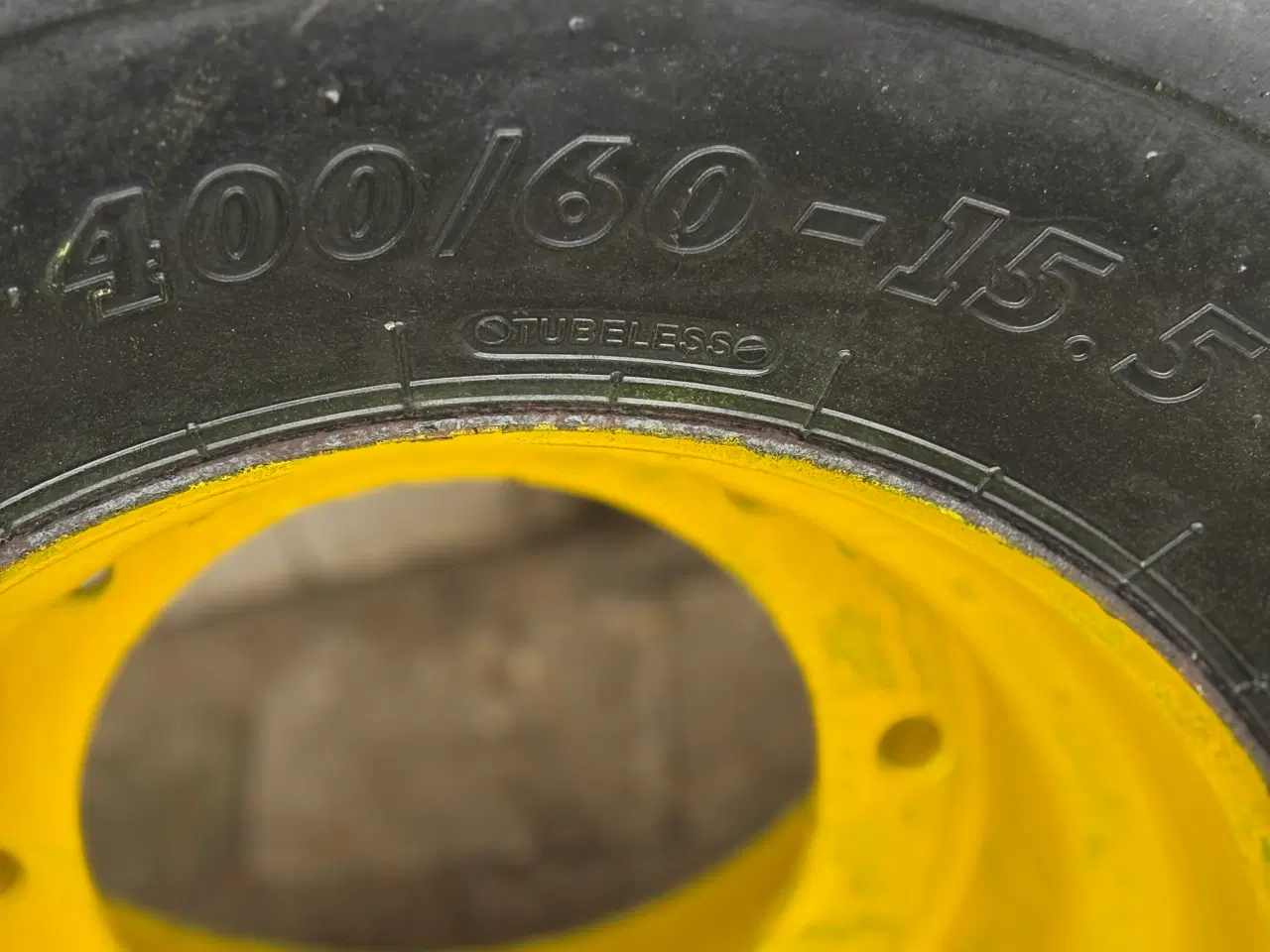 Billede 4 - Dæk 400/60 - 15.5 Nyt - med fælge 8 huls 