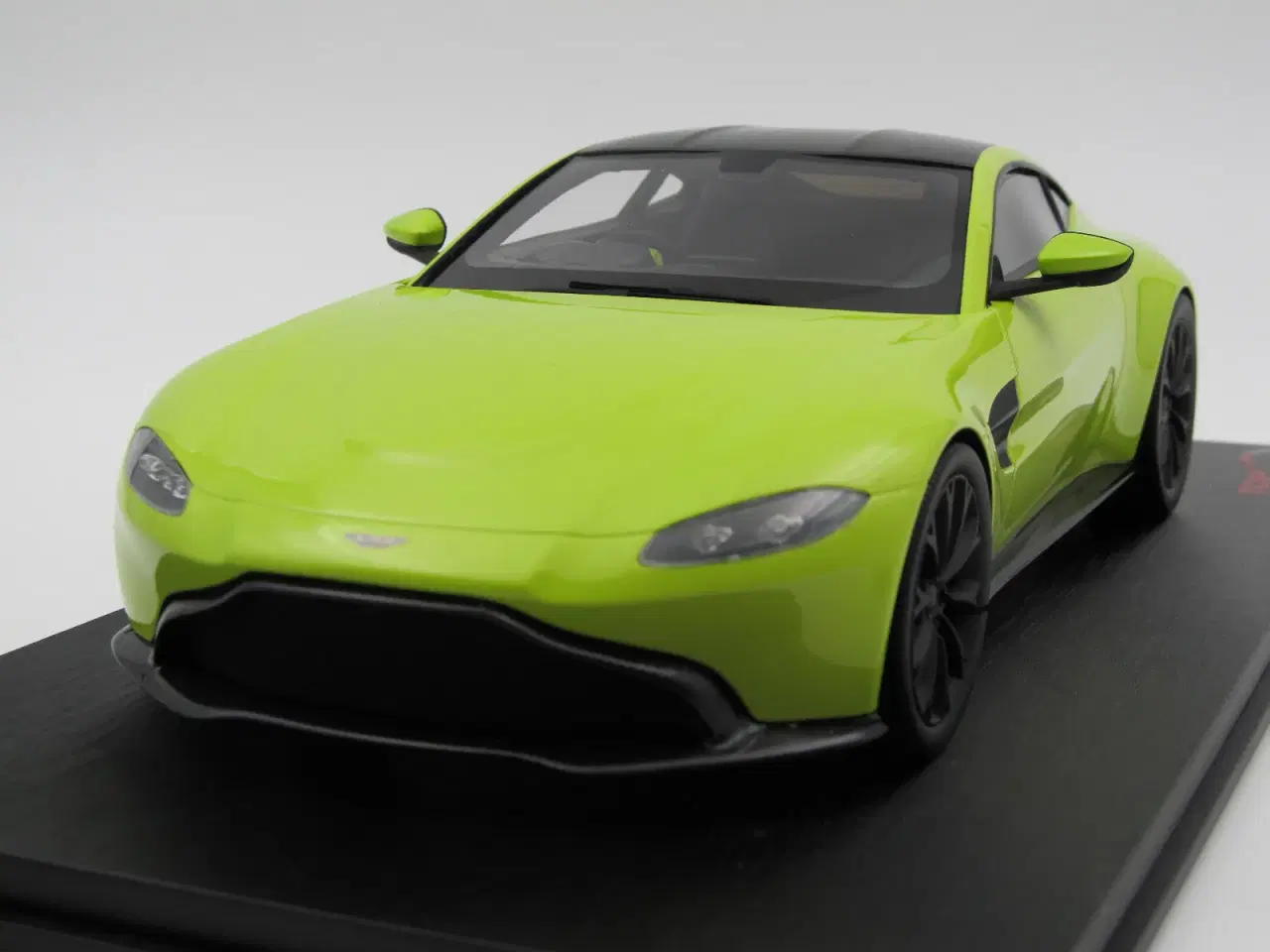 Billede 2 - 2018 Aston Martin Vantage Limited Edition - 1:18