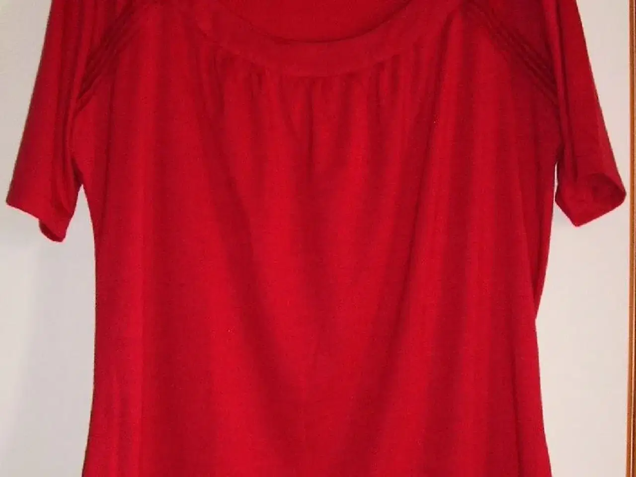 Billede 1 - Sød bluse, brystmål-108 cm
