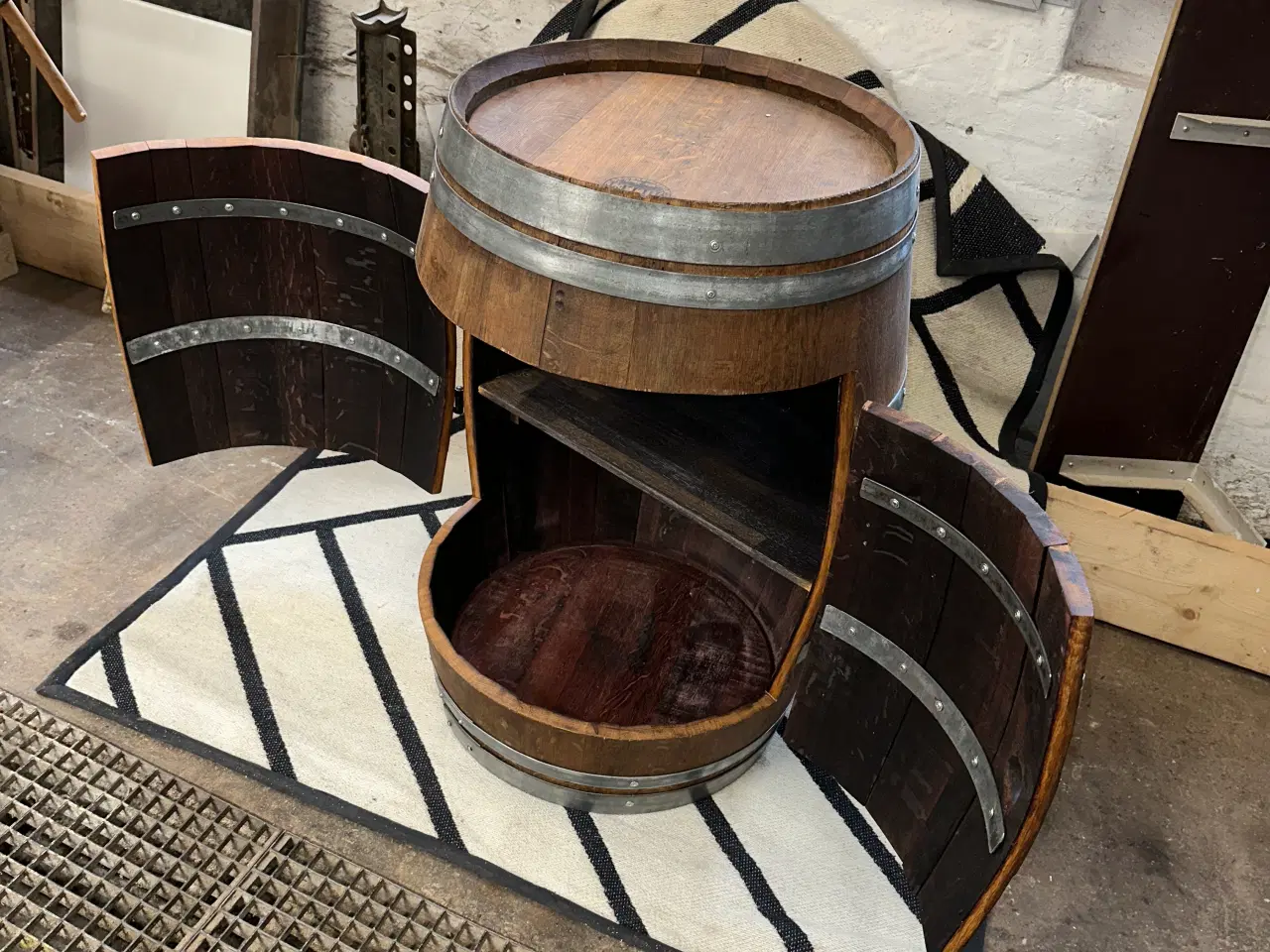 Billede 1 - Barskab, lavet af vintønde