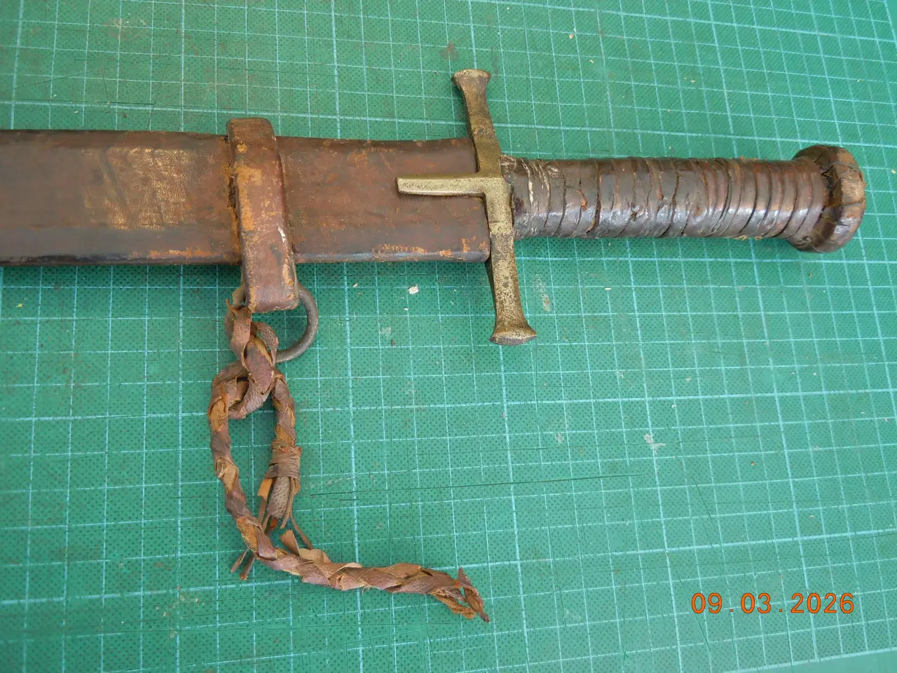 Billede 3 - Sværd, tveægget.  Kaskara med læderskede.