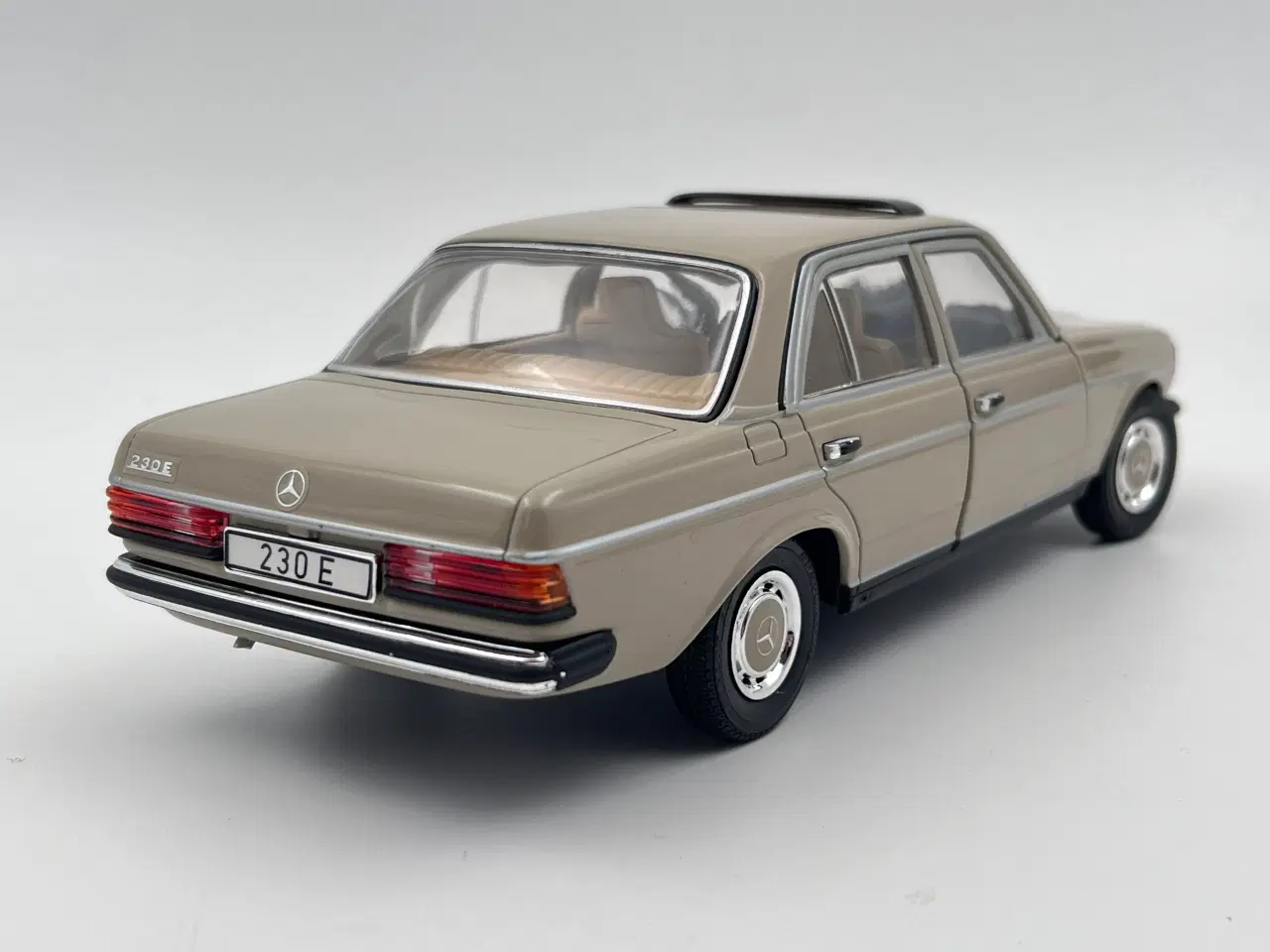 Billede 4 - 1979 Mercedes-Benz 230 E Sjælden model - 1:18 