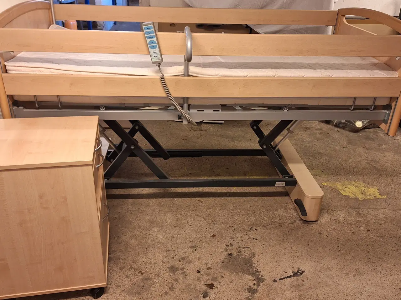 Billede 6 - Magnolia elevation træseng m. madras, lampe, greb