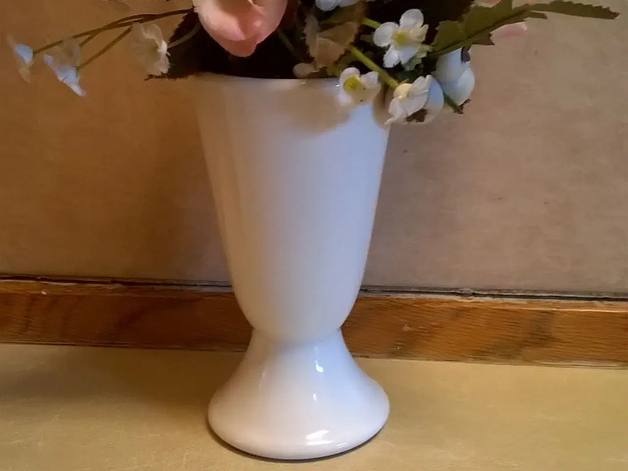 Billede 1 - Vase / fyrfadsstage i hvid porcelæn