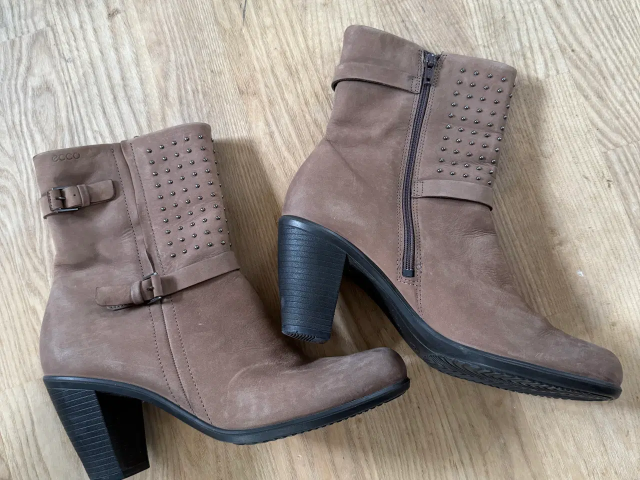 Billede 1 - ECCO STØVLETTER MED NITTER
