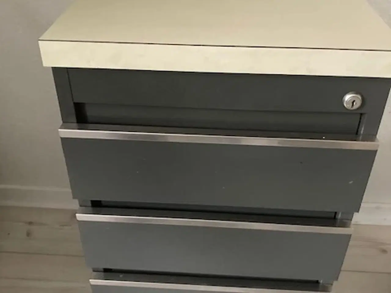 Billede 1 - Stålskab med tre skuffer