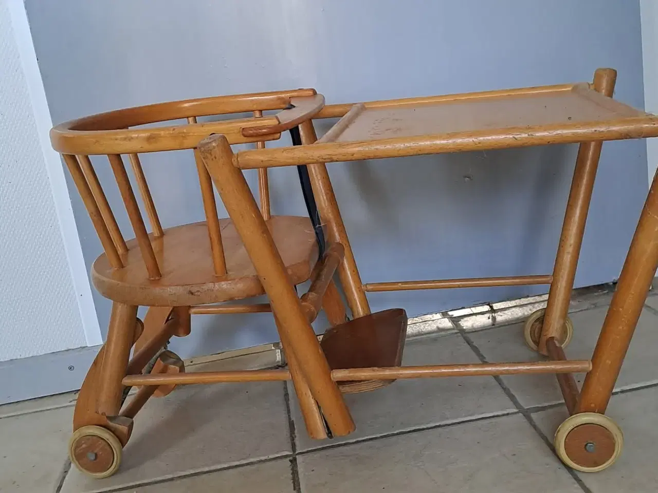 Billede 2 - Gammeldags højstol kan slås ned til bord/stol