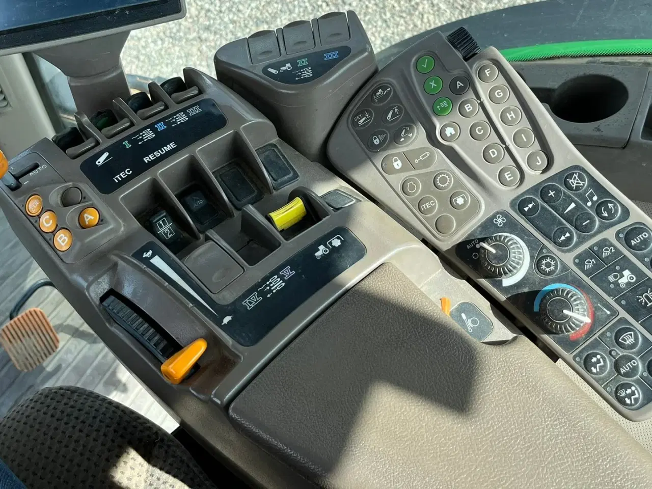 Billede 11 - John Deere 7230R Med frontlift. Stor stærk traktor til små penge