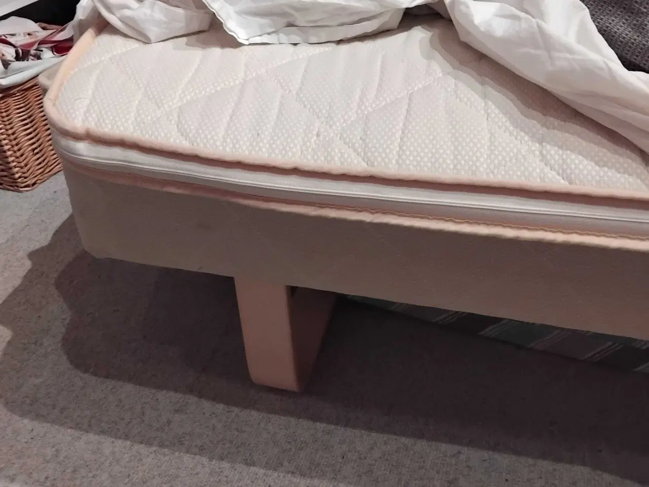 Billede 3 - 140 cm seng. Fin trekvart seng boxseng