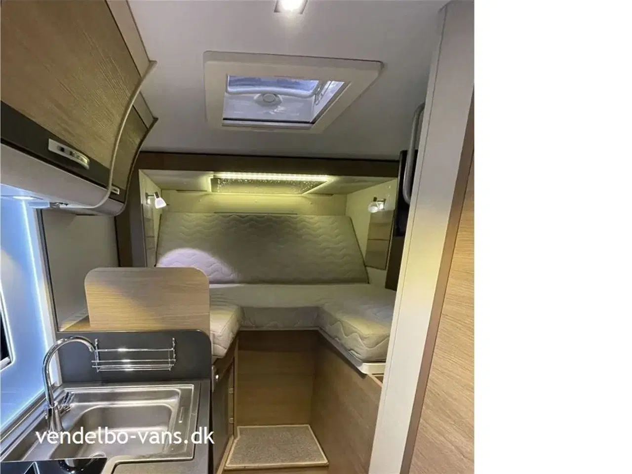 Billede 13 - 2018 - Adria Compact SLS   Smal camper på under 6 m længde - tryk på knappen og den vokser!