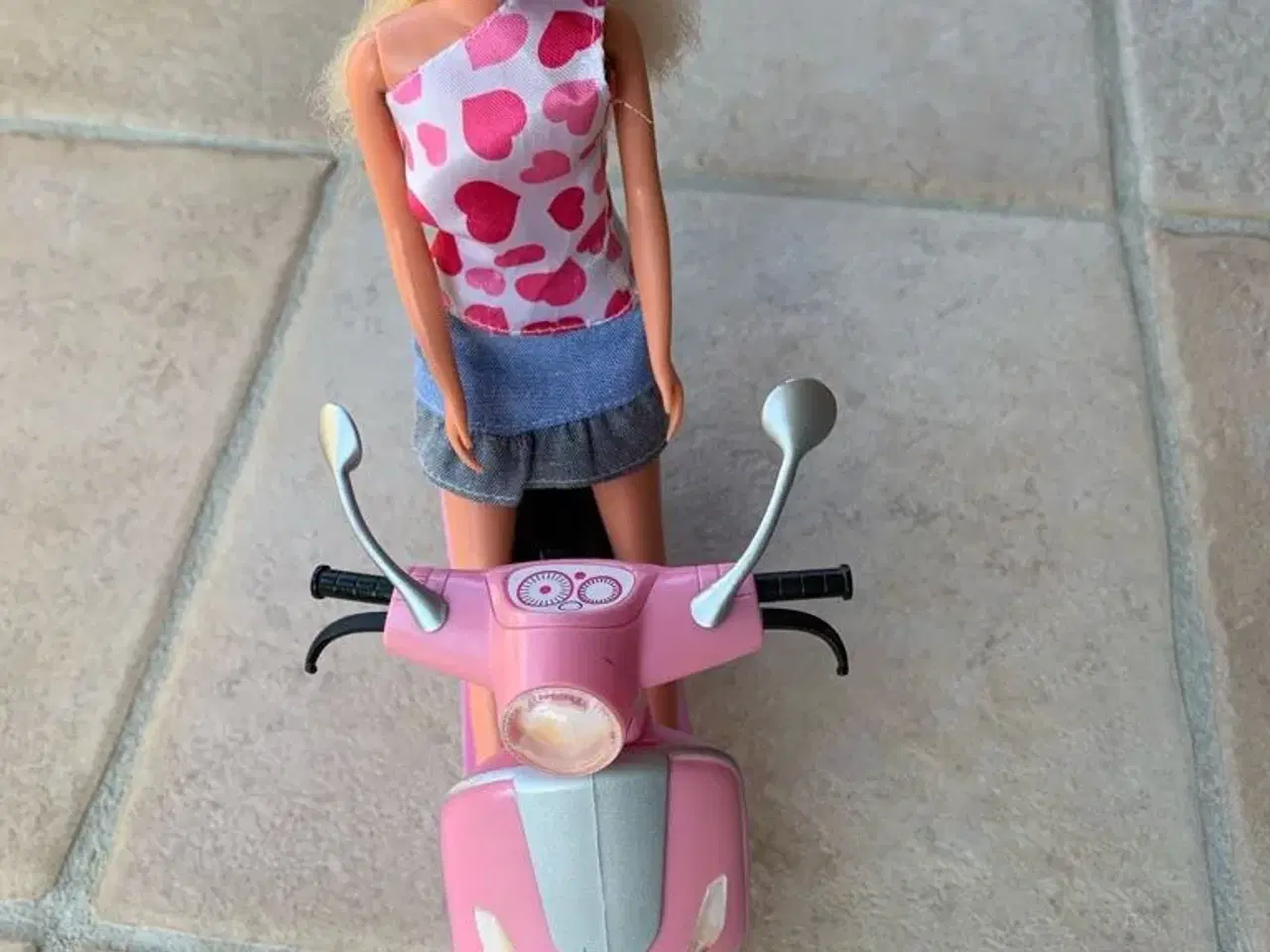 Billede 1 - BARBIE Steffi  dukke med scooter