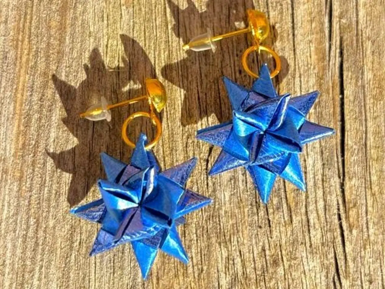 Billede 2 - Blå øreringe med flettede stjerner