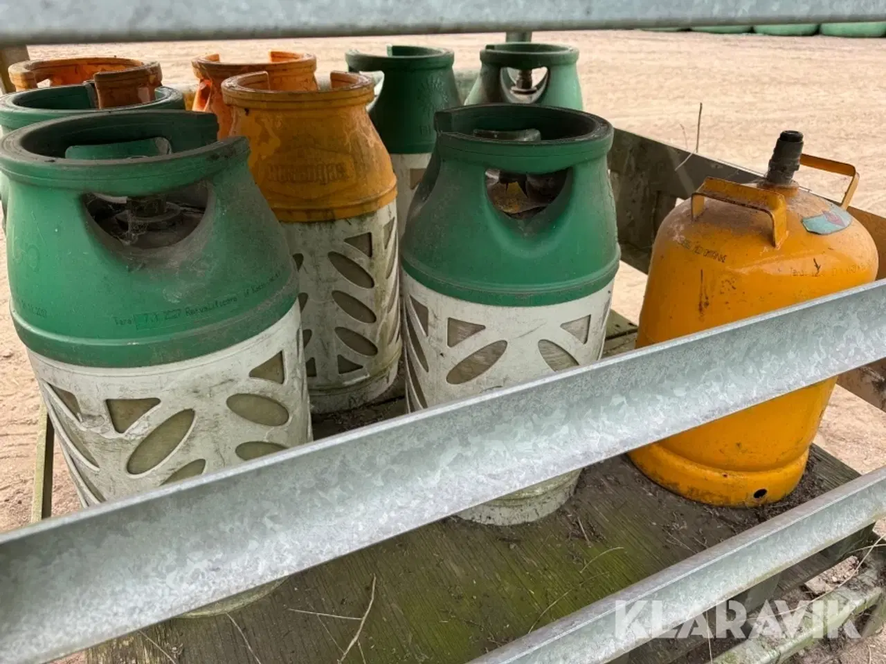 Billede 9 - Bure med tomme gasflasker BP Gas og Kosangas