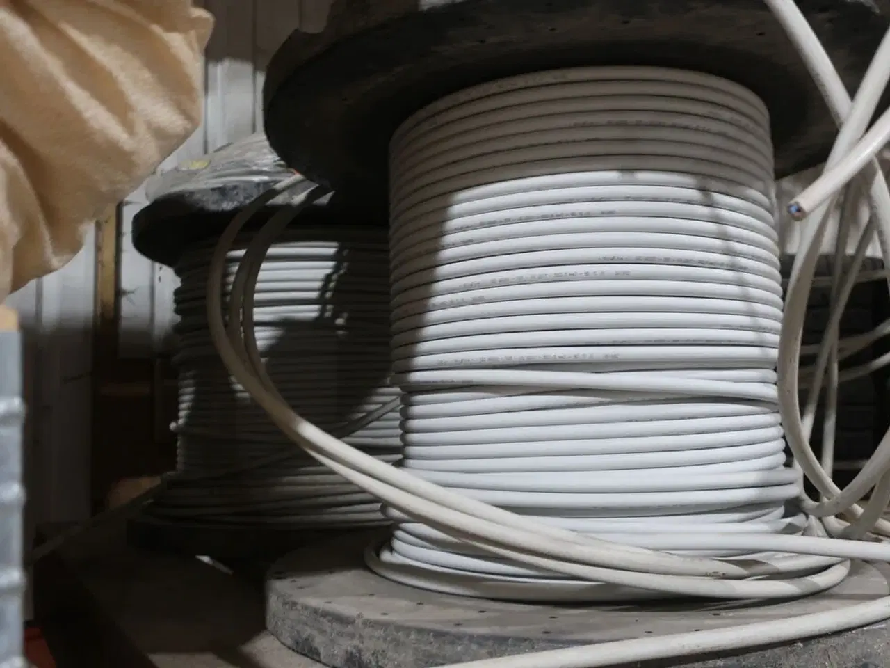 Billede 3 - Palle med 2 stk. kabeltromler med kabel