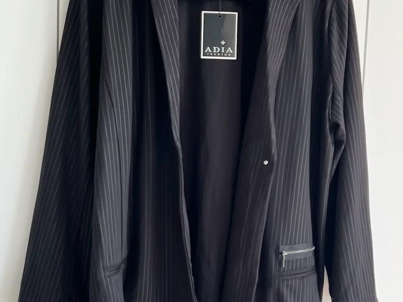 Billede 2 - Lang sort blazer fra Adia Fashion