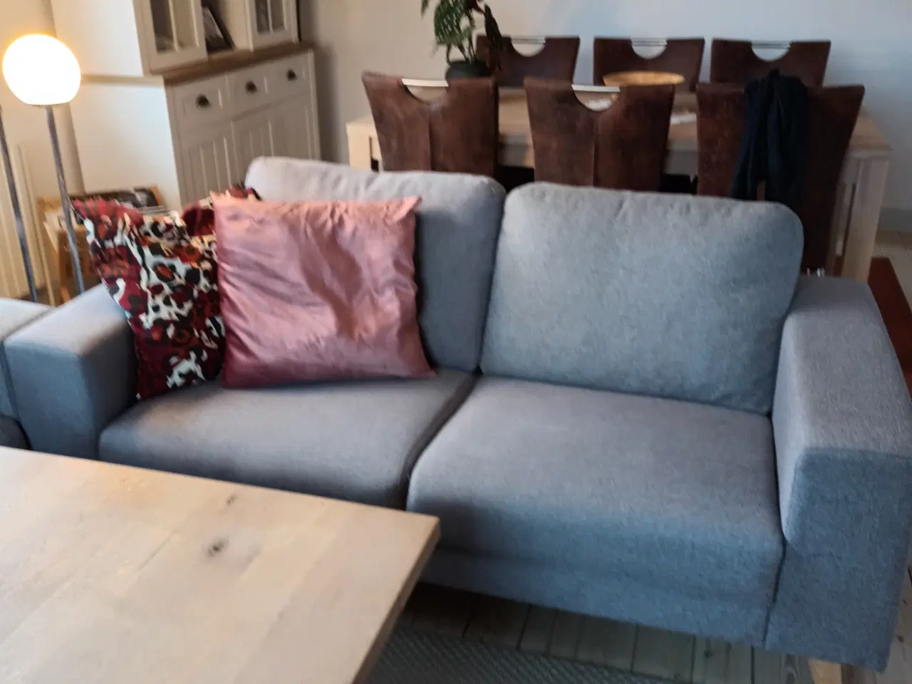 Billede 2 - 3 + 2 sofa, sofabord. 