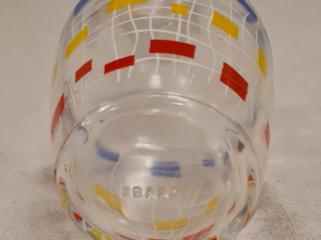 Billede 4 - Glas karaffel og 6 glas med farvede firkanter