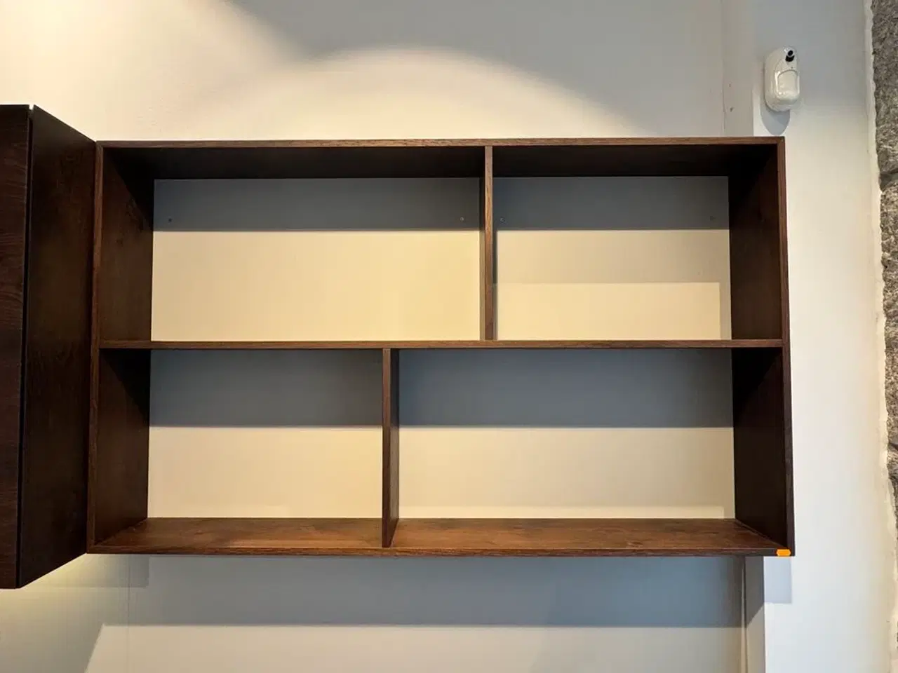 Billede 3 - Boform snedker væghængt møbel i røget eg