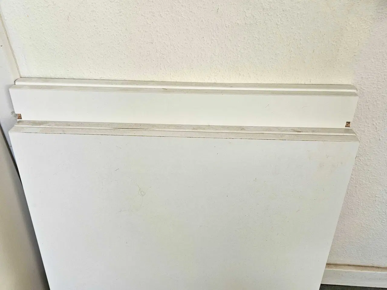 Billede 1 - Hvide hylder til køkkenskab