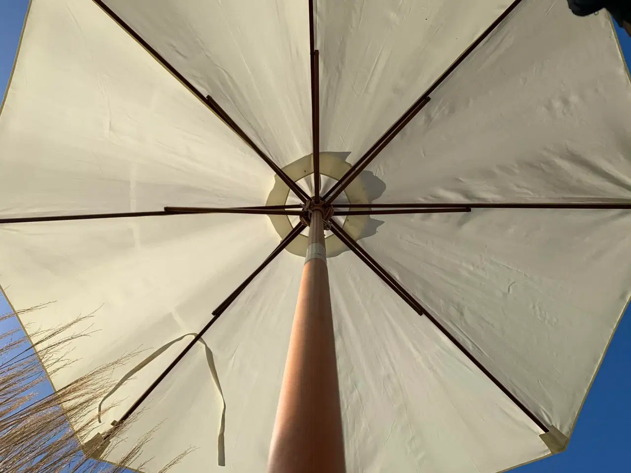 Billede 2 - Skagerak parasol i beige med træstang og granitfod