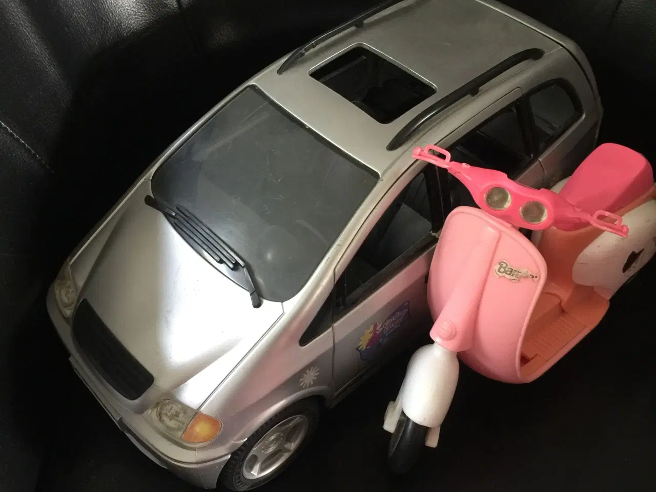 Billede 2 - Barbiebil og Barbiescooter