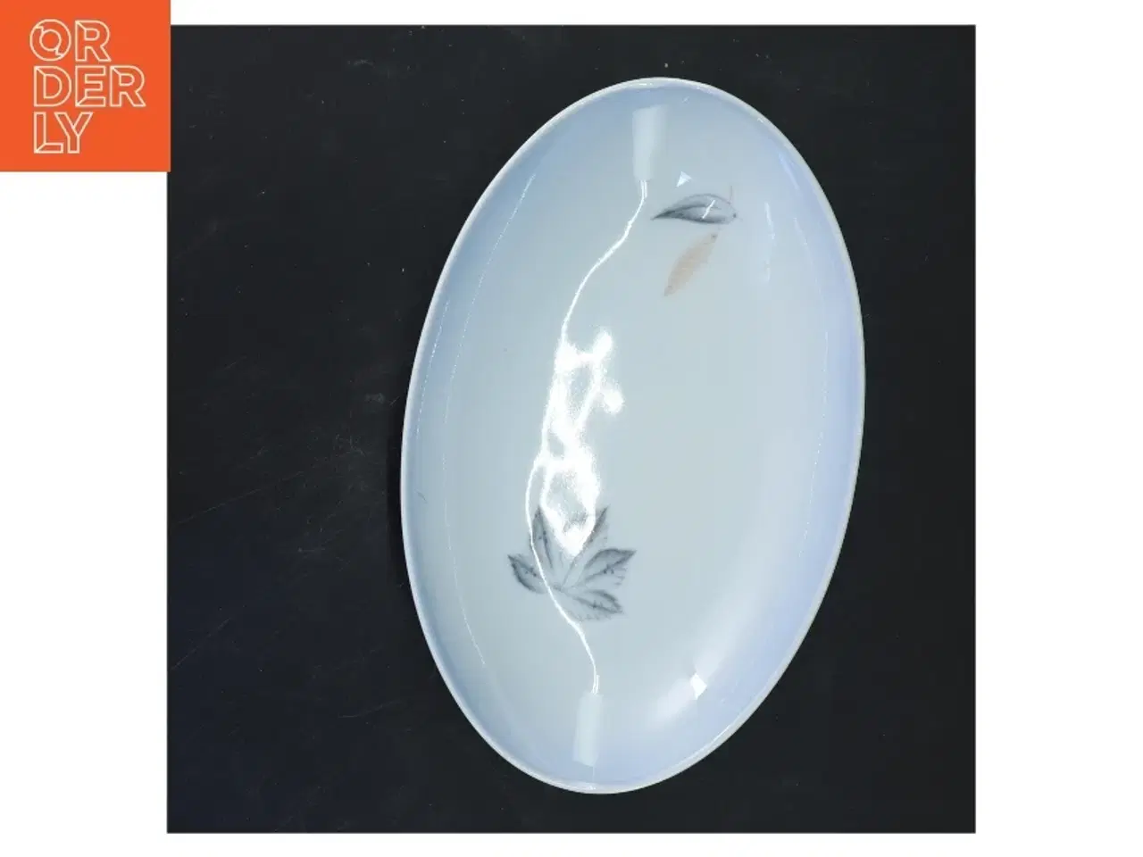 Billede 1 - Ovalt porcelæn fad fra B&G Løvfald (str. 4x23x15 cm)