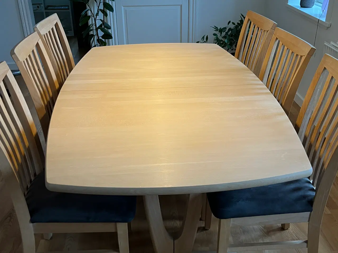 Billede 1 - Spisebord med 6 stole i bøgetræ.