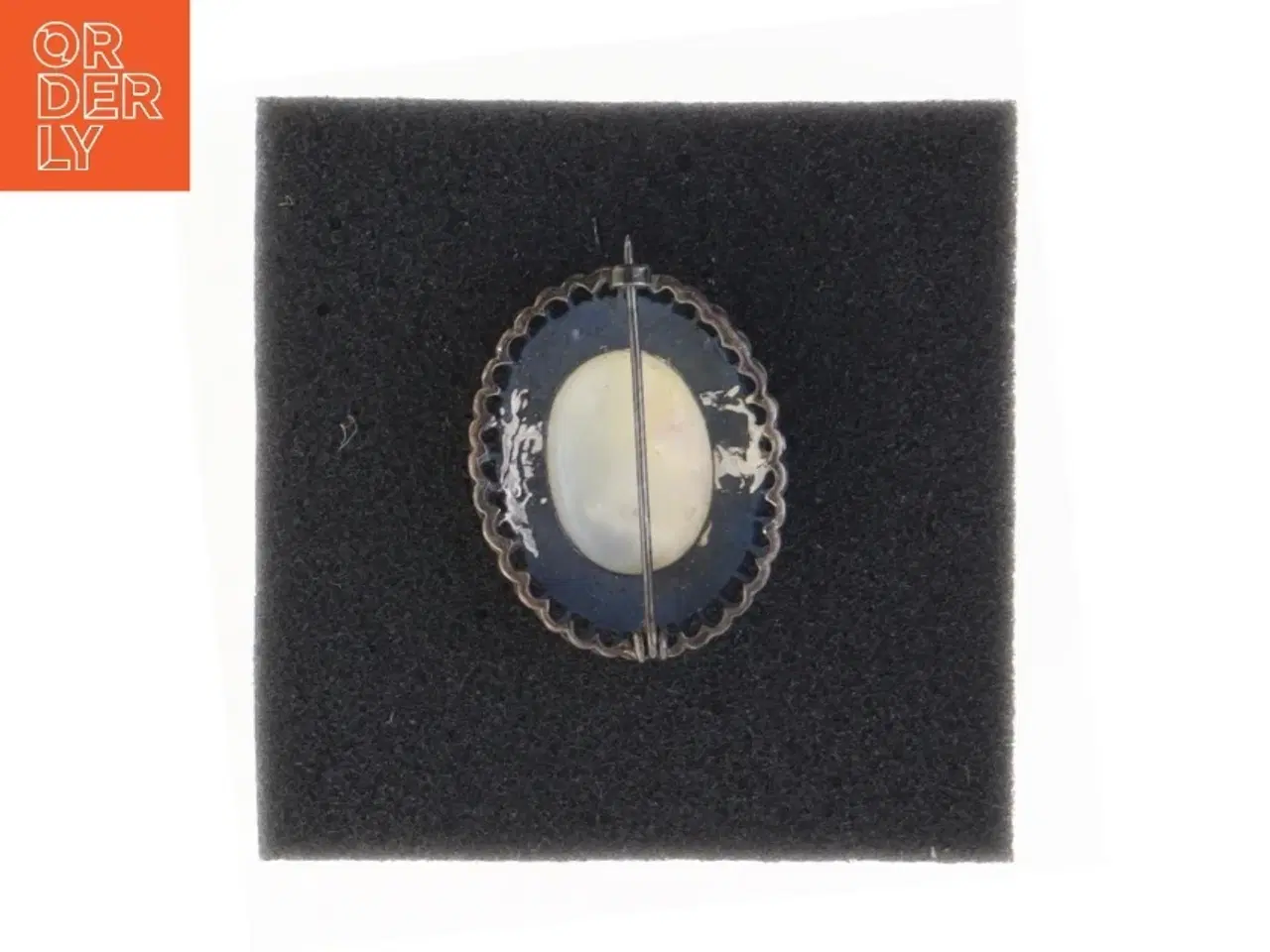 Billede 2 - Vintage sølvfarvet broche med perlemorseffekt (str. 3,5 x 3 cm)