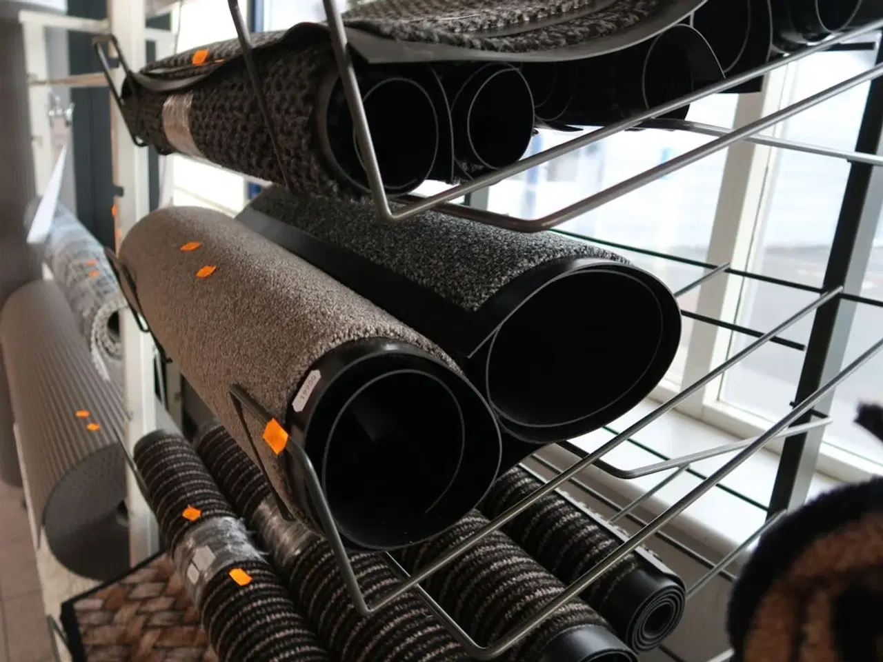 Billede 2 - Hylde med dørmåtter