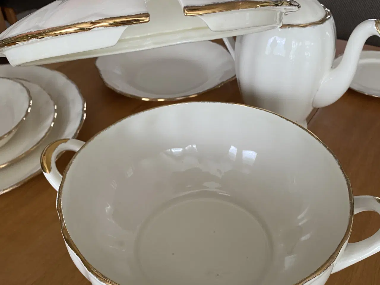 Billede 3 - Engelsk fajance kaffe- og spisestel i Cream Petal 