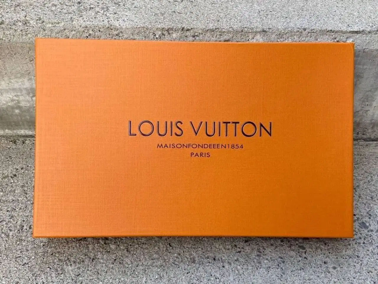 Billede 1 - Louis Vuitton tørklæde og hat til salg