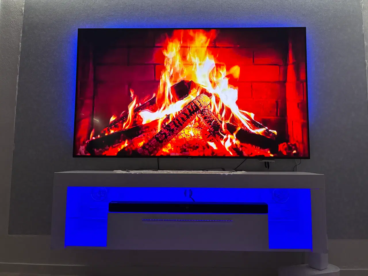 Billede 1 - TV bord i hvid højglans med blå led lys