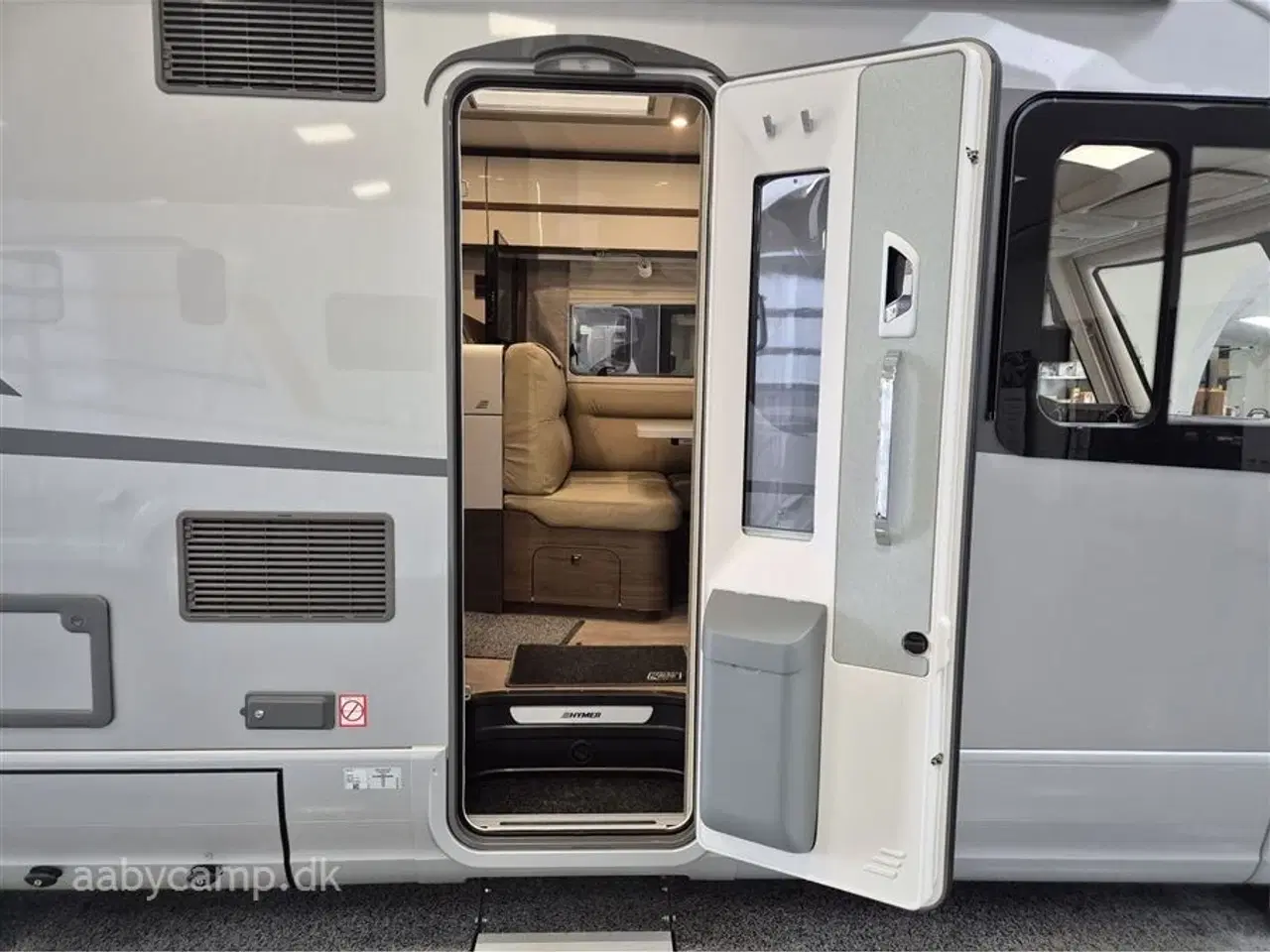 Billede 5 - 2023 - Hymer Masterline BML   9 trins Automatgear. 170 Hk. solceller. 2x 95Ah Batteri. 2000w inverter. Elektrisk markise. hydrauliske støtteben. Udv. gas/bruser. elektrisk indgangstrins ved både føre dør og bo-delsdør. queensbed.  Kun 14.700 Km!!!