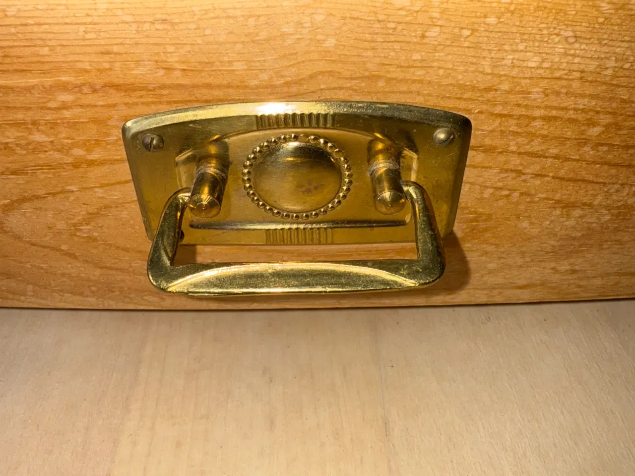 Billede 3 - Nordisk vintage sminkebord i fyrretræ med vippespe