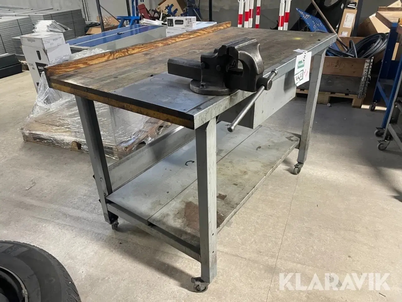 Billede 1 - Arbejdsbord på hjul med skruestik