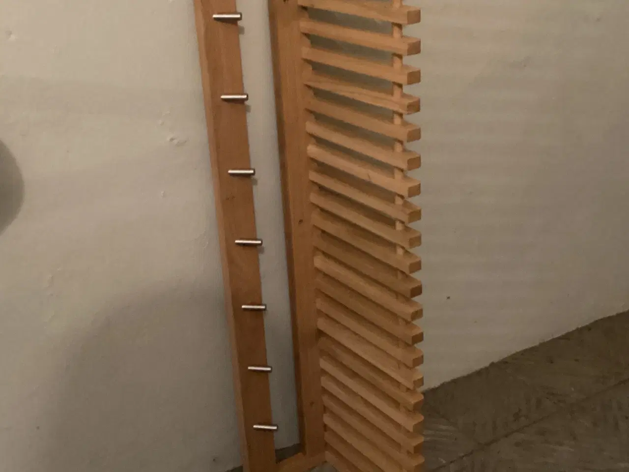 Billede 3 - Carvé Hattehylde med metal knager