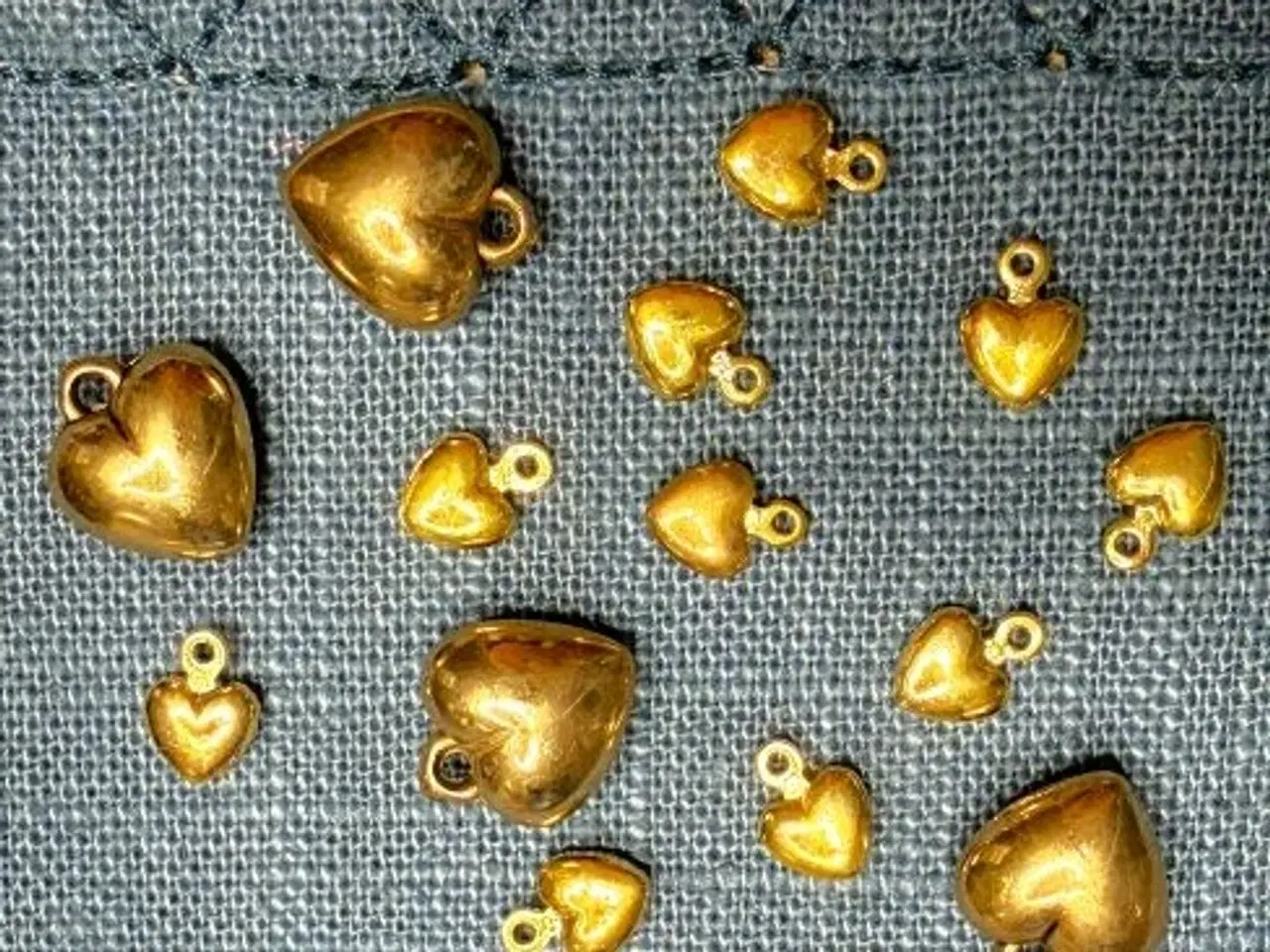 Billede 1 - 14 gyldne hjertevedhæng til din valentin :-) <3