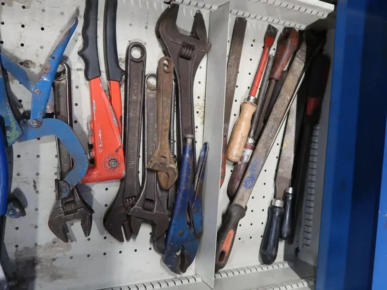 Billede 9 - Arbejdsbord med skruestik samt div. Værktøj