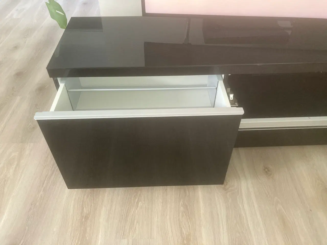 Billede 3 - TV bord og reol