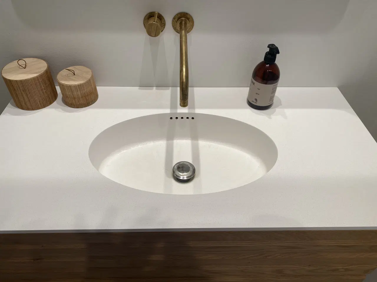 Billede 1 - Helstøbt håndvask/bordplade i Salt White.