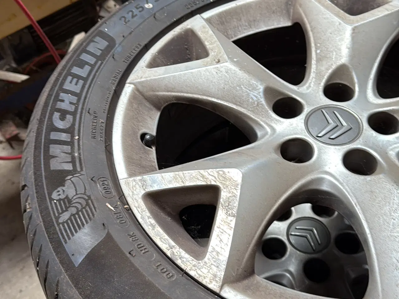 Billede 1 - 4x Citroën C5 alufælge 17” m. bolte – inkl. dæk
