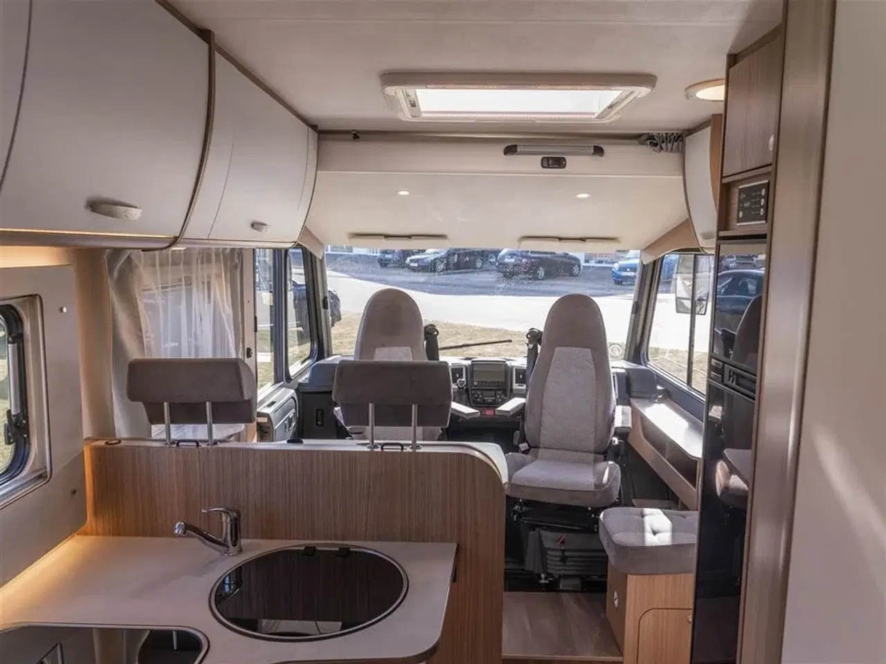 Billede 4 - 2021 - Carado I 338 Aut.   Topudstyret Helintegreret Carado med automatgear