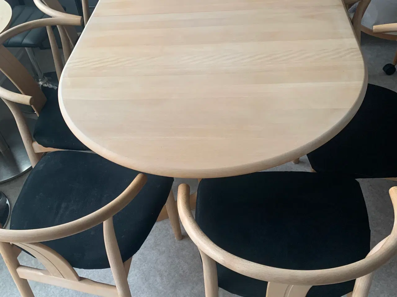Billede 1 - Massiv egetræ Spisebord og 6 stole