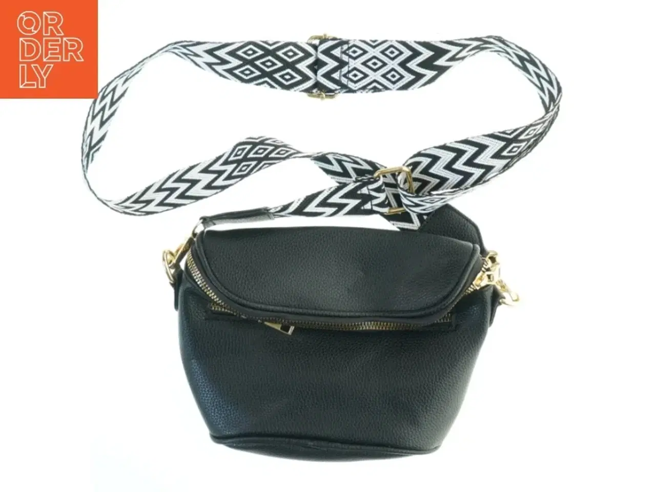 Billede 4 - Lille sort skuldertaske med dekorativ rem (str. 18x23 cm)