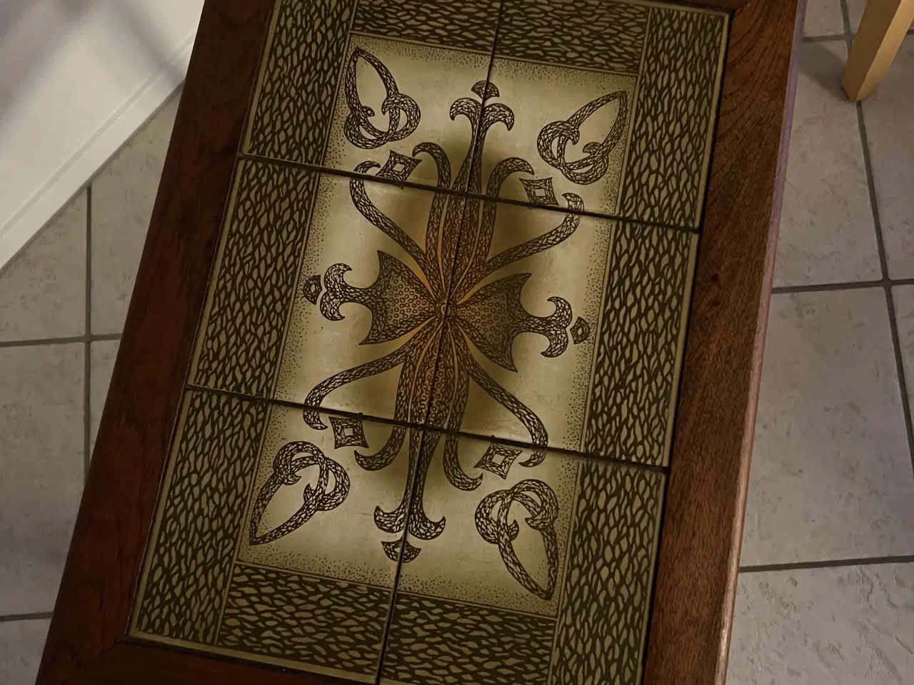 Billede 4 - Træborde med fliseplade