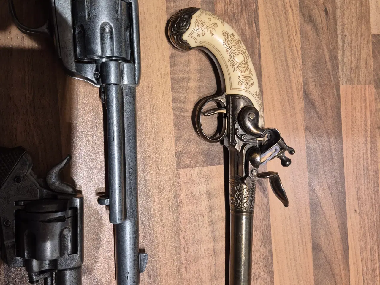 Billede 5 - 3 fine udstilling revolver og fransk flintepistol.