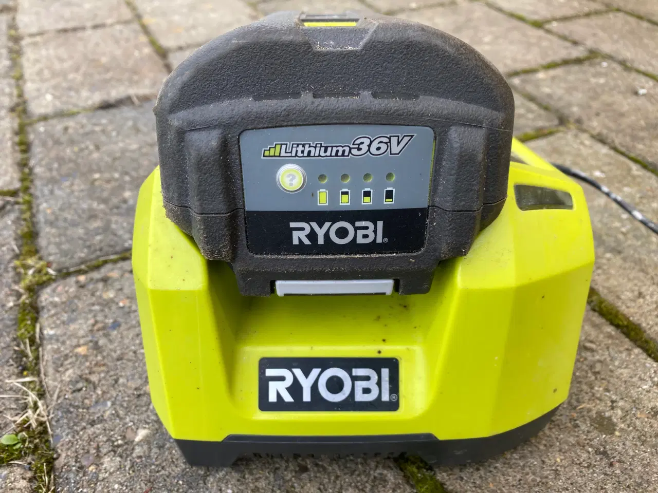 Billede 2 - Batteri og lader til Ryobi hækklipper