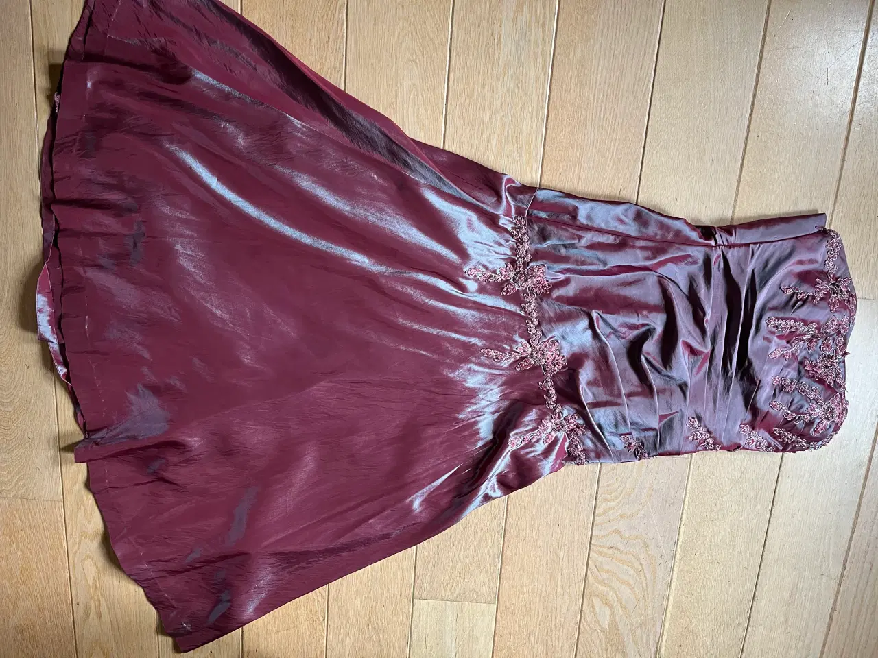 Billede 6 - Gallakjole med smukke detaljer, inkl sjal