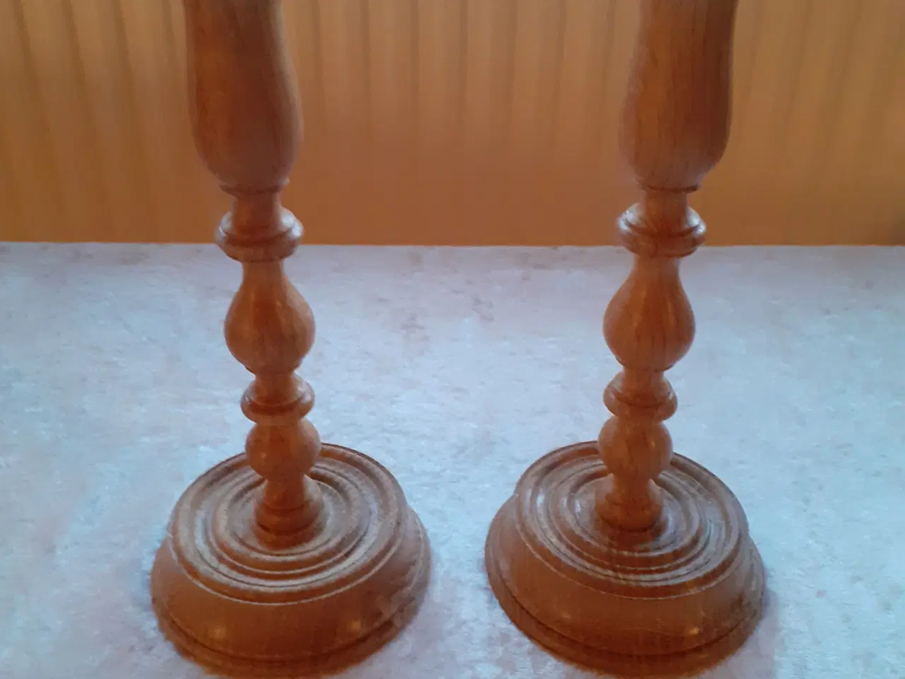 Billede 3 - 2 lysestager i egetræ - hånddrejet / sæt